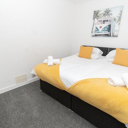 Business Friendly 3Br Home - King Size Beds & Centrally Located สวอนซี ภายนอก รูปภาพ