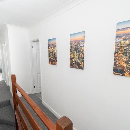 Business Friendly 3Br Home - King Size Beds & Centrally Located สวอนซี ภายนอก รูปภาพ
