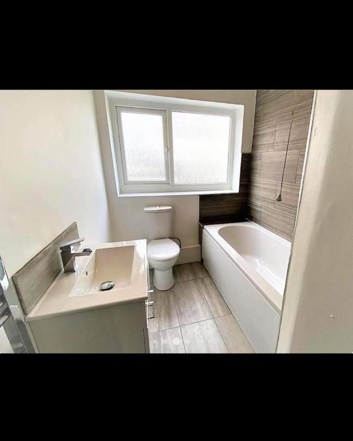Business Friendly 3Br Home - King Size Beds & Centrally Located สวอนซี ภายนอก รูปภาพ