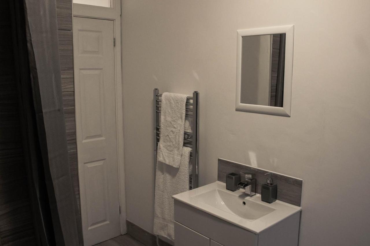 Business Friendly 3Br Home - King Size Beds & Centrally Located สวอนซี ภายนอก รูปภาพ