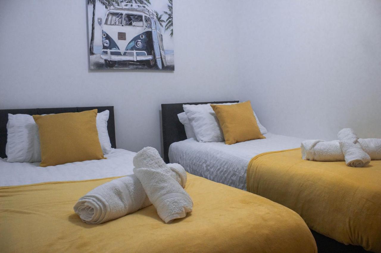 Business Friendly 3Br Home - King Size Beds & Centrally Located สวอนซี ภายนอก รูปภาพ