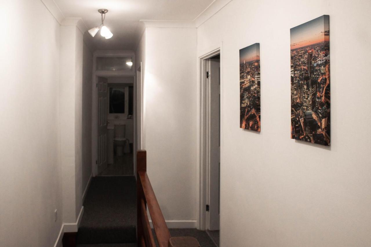 Business Friendly 3Br Home - King Size Beds & Centrally Located สวอนซี ภายนอก รูปภาพ