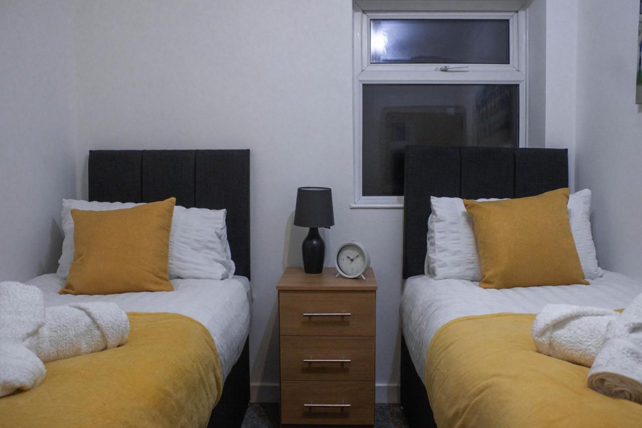 Business Friendly 3Br Home - King Size Beds & Centrally Located สวอนซี ภายนอก รูปภาพ
