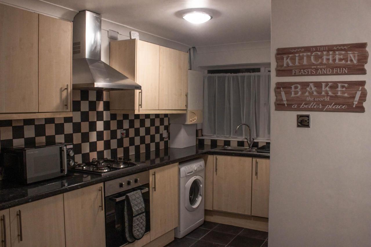 Business Friendly 3Br Home - King Size Beds & Centrally Located สวอนซี ภายนอก รูปภาพ
