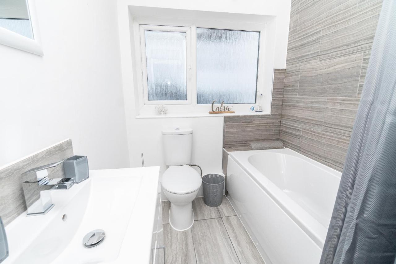 Business Friendly 3Br Home - King Size Beds & Centrally Located สวอนซี ภายนอก รูปภาพ