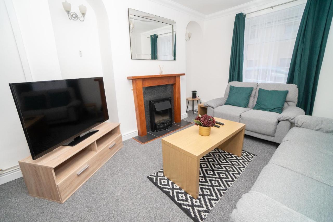 Business Friendly 3Br Home - King Size Beds & Centrally Located สวอนซี ภายนอก รูปภาพ