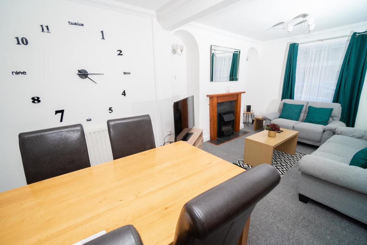 Business Friendly 3Br Home - King Size Beds & Centrally Located สวอนซี ภายนอก รูปภาพ
