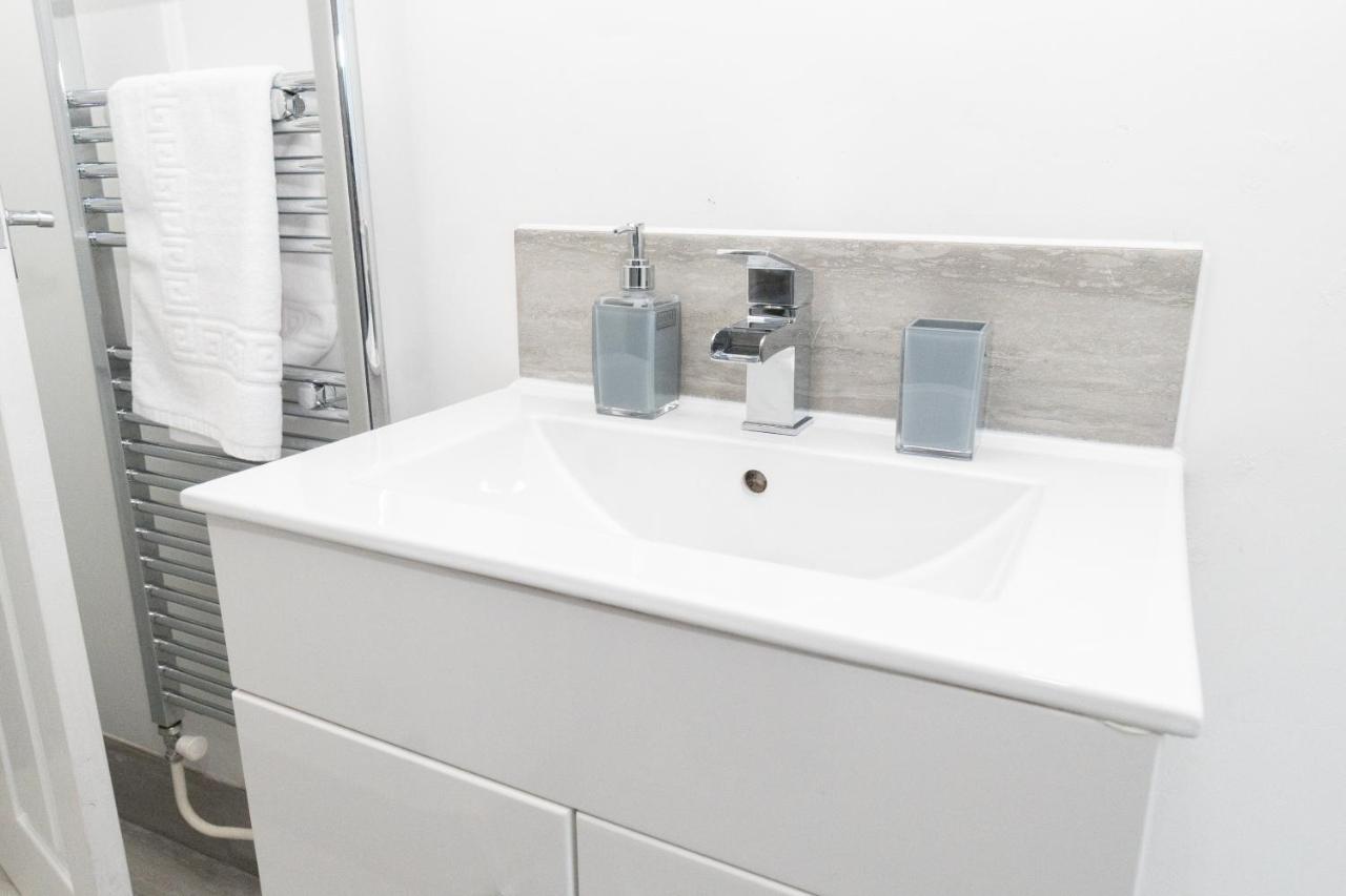 Business Friendly 3Br Home - King Size Beds & Centrally Located สวอนซี ภายนอก รูปภาพ