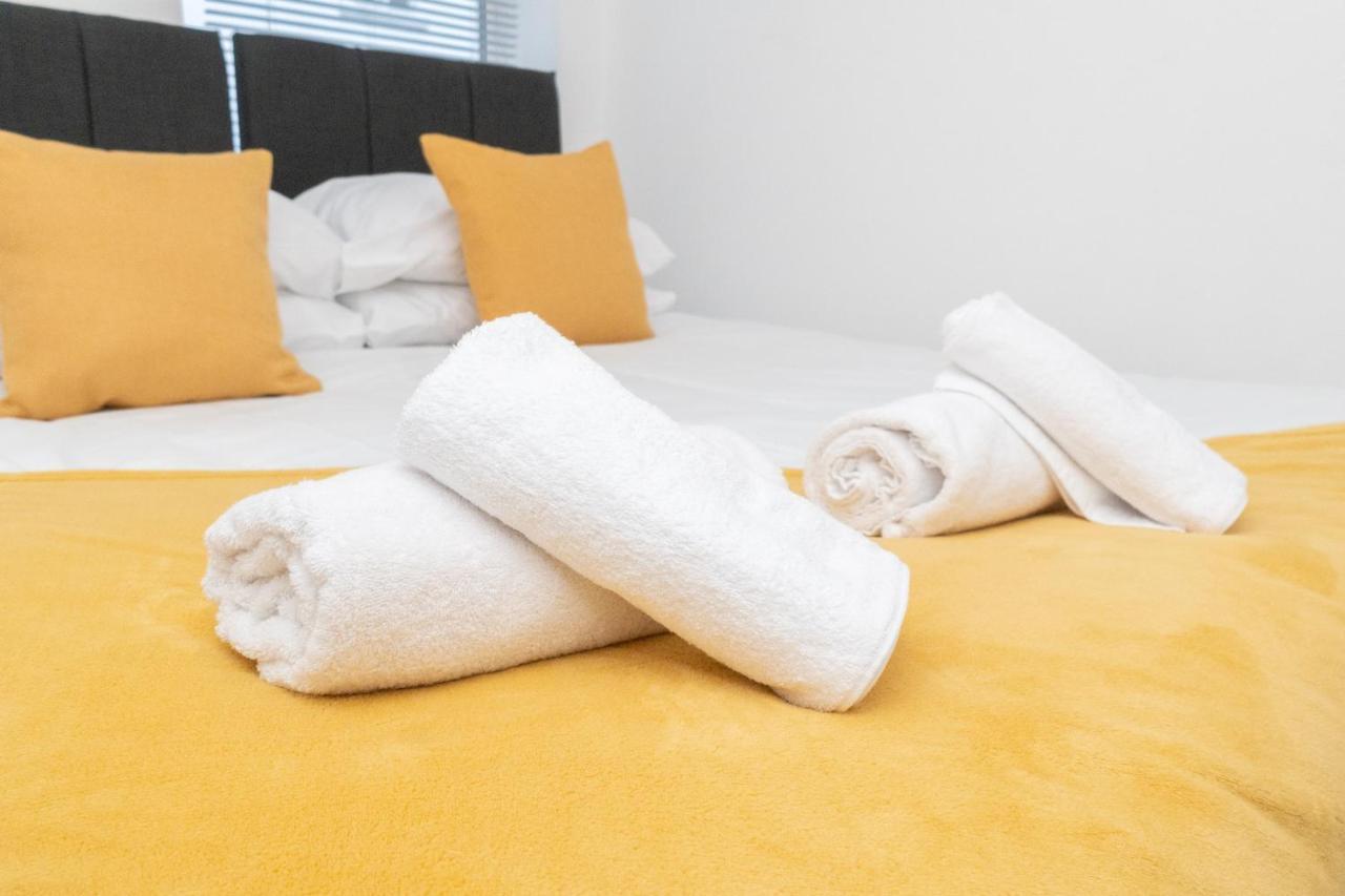 Business Friendly 3Br Home - King Size Beds & Centrally Located สวอนซี ภายนอก รูปภาพ
