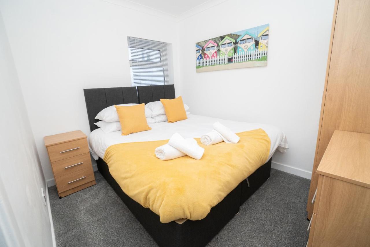 Business Friendly 3Br Home - King Size Beds & Centrally Located สวอนซี ภายนอก รูปภาพ