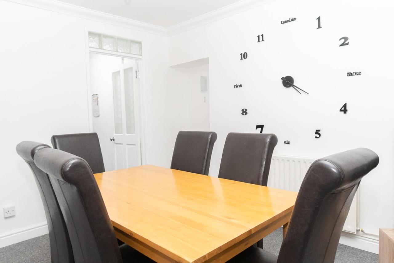 Business Friendly 3Br Home - King Size Beds & Centrally Located สวอนซี ภายนอก รูปภาพ