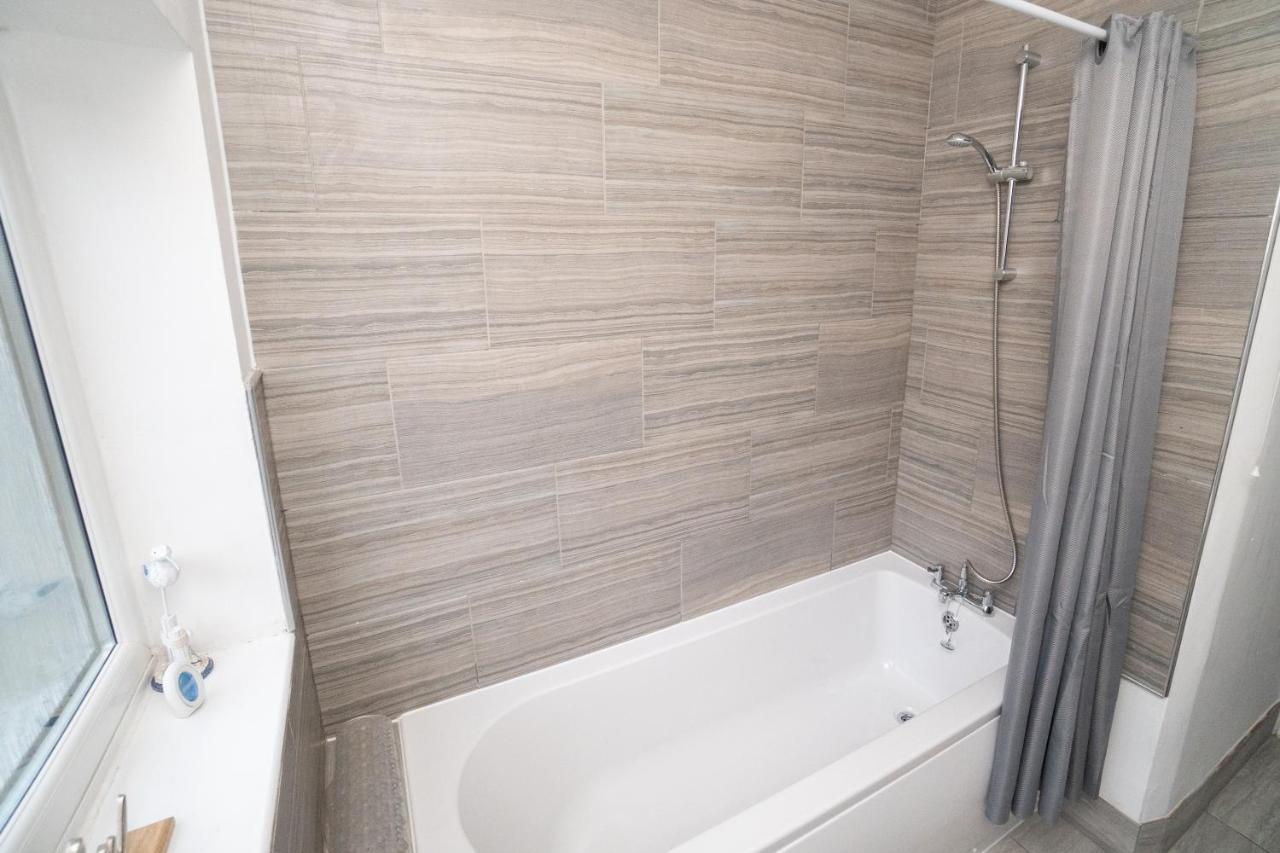 Business Friendly 3Br Home - King Size Beds & Centrally Located สวอนซี ภายนอก รูปภาพ